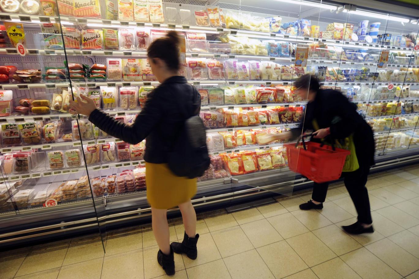 French-supermarkets-banned-from-throwing-away-and-spoiling-unsold-food